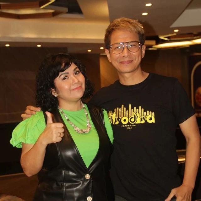 Pertemuan Joy Tobing dengan alumni Indonesian Idol pertama (Foto: Instagram delonthamrinofficial)