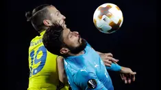 Pemain Arsenal, Olivier Giroud melompat untuk berebut bola dengan pemain BATE Borisov, Nemanja Milunovic dalam lanjutan fase Grup H Liga Europa 2017/18 di Borisov Arena, Kamis (28/9). The Gunners menang dengan skor 4-2. (AP/Sergei Grits)
