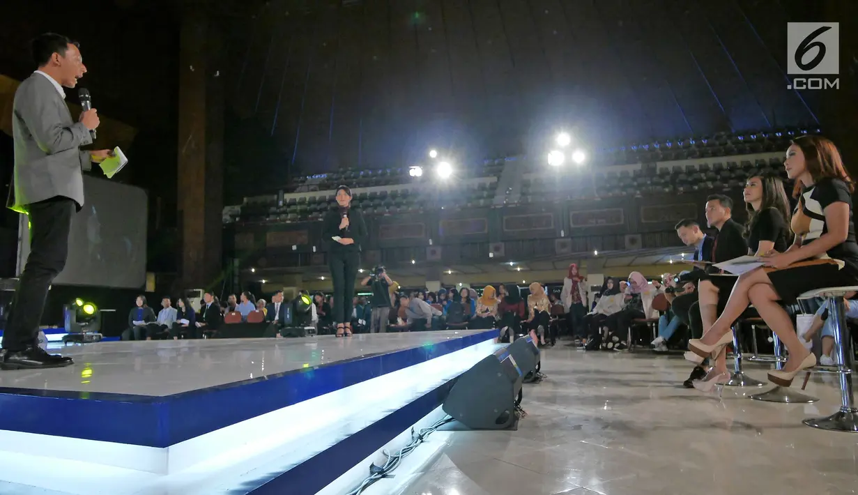 Para juri menilai peserta audisi news presenter Emtek Goes To Campus (EGTC) 2018 di Universitas Gajah Mada, Yogyakarta, Kamis (18/10). Pemenang akan diseleksi lagi dari 5 kota untuk mencari juara 1 dengan hadiah 20 juta. (Liputan6.com/Herman Zakharia)