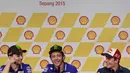 Pembalap Spanyol Jorge Lorenzo (kiri), Pembalap Spanyol Marc Marquez (kanan), dan Pembalap Italia Valentino Rossi (tengah) saat press conference di Sepang International Circuit, Malaysia, 22 October 2015.  (EPA / Fazry Ismail)