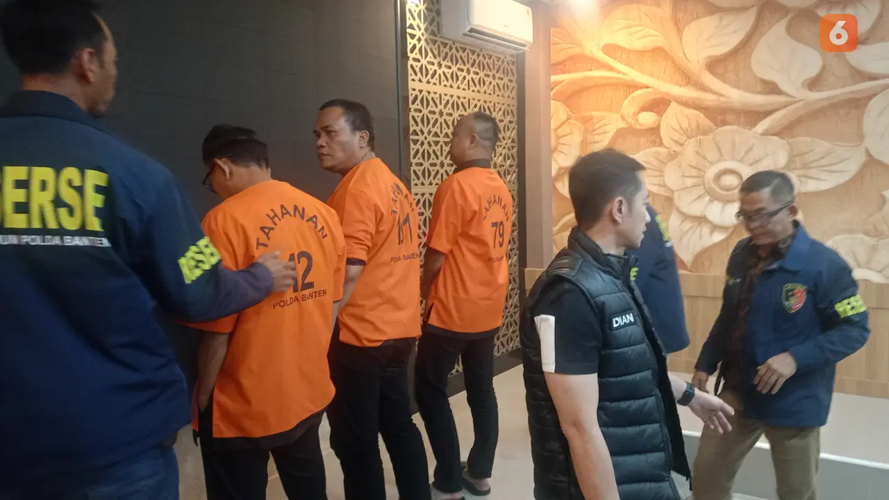 Para Tersangka Kadin Cilegon Minta Proyek Rp5 Triliun di Polda Banten. (Jumat, 16/05/2025). (Yandhi Deslatama/Liputan6.com).