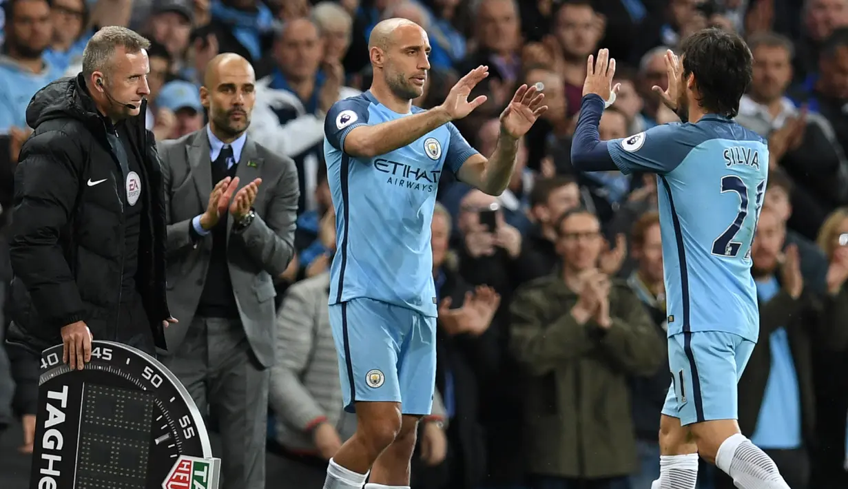 Bek Manchester City, Pablo Zabaleta mengantikan gelandang David Silva saat bertanding melawan West Bromwich Albion di Liga Inggris di Stadion Etihad, Manchester,(16/5).City menang 3-1 atas West Brom. (AFP Photo/Paul Ellis)