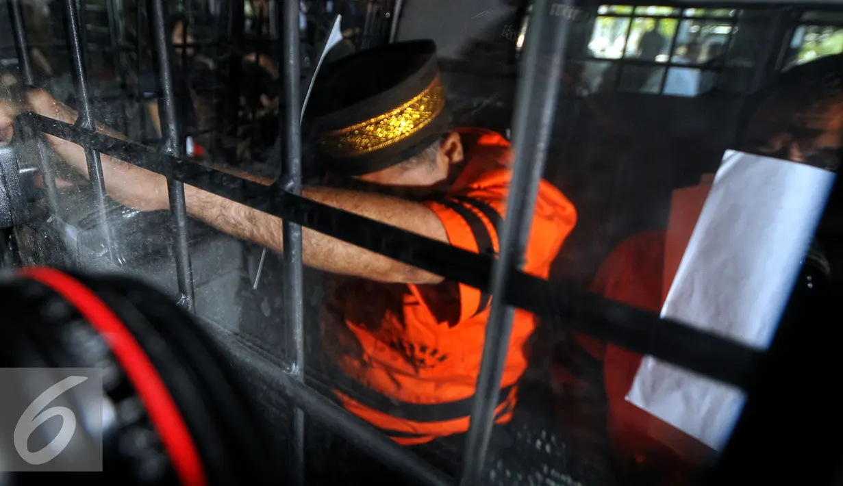 Syamsir Yusfan dan Dermawan Ginting saat berada di dalam mobil tahanan usai menjalani pemeriksaan di Gedung KPK, Jakarta, Jumat (27/7/2015). (Liputan6.com/Yoppy Renato)