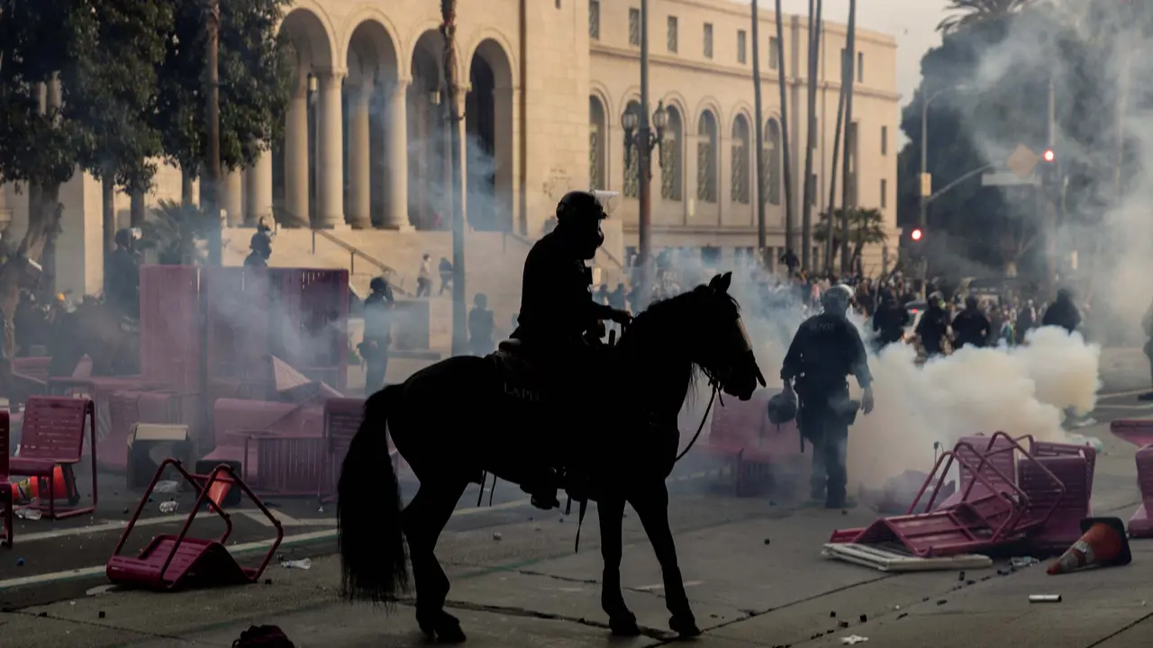 Los Angeles Membara, Pengunjuk Rasa Anti Kebijakan Imigrasi Trump Bentrok dengan Garda Nasional