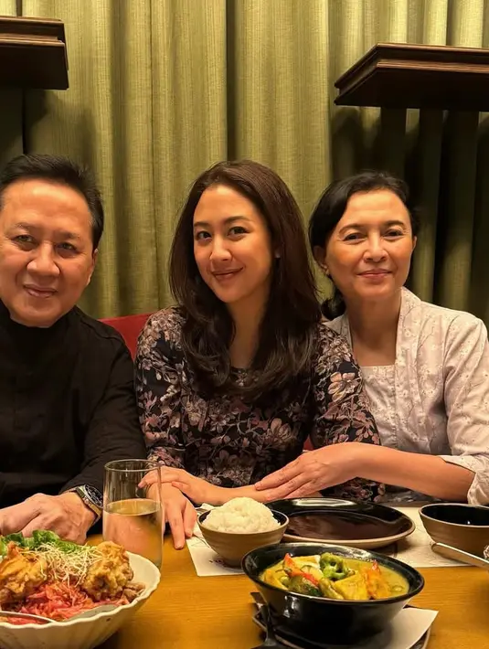 Dalam foto tersebut terlihat Sherina dan sang ibunda kompak mengenakan kebaya sebagai baju lebaran mereka. Sedangkan sang ayah, Triawan Munaf mengenakan kemeja hitam lengan panjang. [@sherinamunaf]