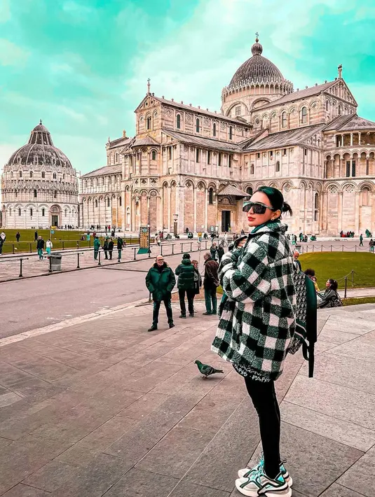 Penampilan Wika Salim satu ini pun banjir pujian netizen. Dirinya tampil kasual namun tetap stylish dengan sneakers serta kacamata hitam dan busana dari brand ternama. (Liputan6.com/IG/@wikasalim)