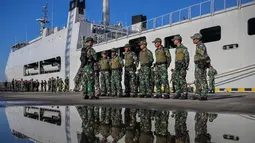 Personel Tentara Nasional Indonesia (TNI) berbaris selama upacara keberangkatan di depan KRI (Kapal Perang Indonesia) Makassar-590 di Pelabuhan Tanjung Priok, Jakarta, pada 29 Agustus 2025. (BAY ISMOYO/AFP)
