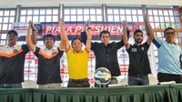 Hanya Arema yang mematuhi aturan terkait sesi pre match di Grup B Piala Presiden 2015. Arema menghadirkan pelatih kepala dan perwakilan pemain. (Bola.com/Kevin Setiawan)