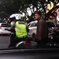 Tayangan video di beberapa akun Instagram memperlihatkan seorang aparat berbaju dinas hijau mengamuk dan menghardik polantas Polresta Pekanbaru, Riau. (Capture Foto: Istimewa/Instagram) 