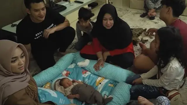 Disambut Keluarga Besar, Ini 6 Momen Citra Kirana Pulang ke Rumah Pasca Melahirkan