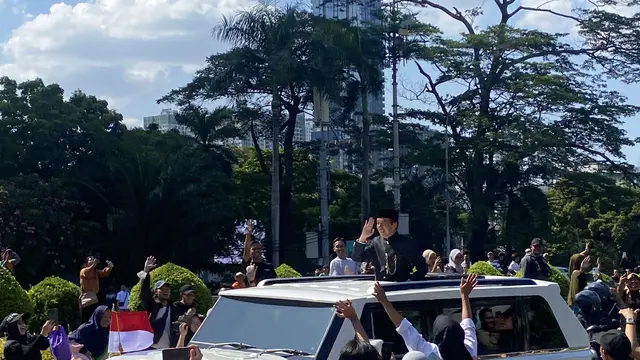 Presiden ketujuh RI Joko Widodo atau Jokowi menyapa masyarakat dari mobil yang ditumpanginya ke Bandara Halim Perdanakusuma, Jakarta, Minggu (20/10/2024).