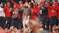 Istri Calon Presiden (Capres) Ganjar Pranowo, Siti Atikoh mengenakan jaket bomber ala top gun dalam safari politiknya di Lampung Selatan. (Istimewa)
