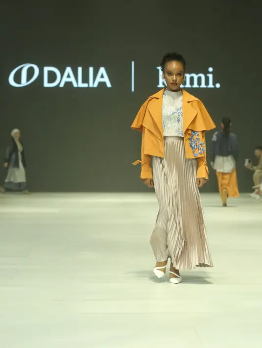 Sesuai dengan tema perayaan diri, Kami menawarkan harmonisasi yang indah nan elegan dari permainan dua palet warna yaitu Bold, seperti Merah dan Biru. Ada juga warna Muted seperti Silver dan Cokelat pada Primavera.  [Foto: Fimela/Adirian Utama P]