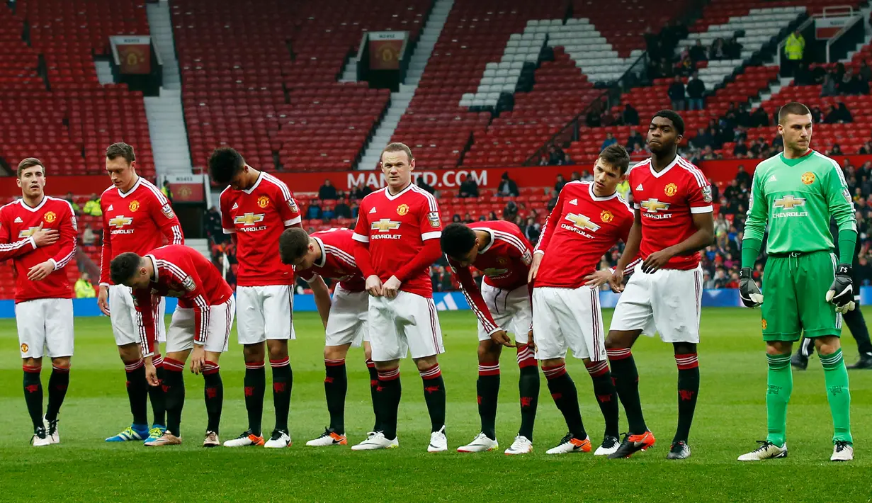 Wayne Rooney (tengah) saat akan memulai pertandingan liga Inggris U-21 melawan Middlesbrough di Old Trafford, (11/4). Manajer United, Louis van Gaal sebelumnya menegaskan Rooney akan bermain selama 60 menit dengan tim U-21. ( Reuters / Andrew Boyers)