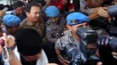 Basuki Tjahaja Purnama (Ahok) bergegas memasuki ruangan untuk diperiksa di Bareskrim Mabes Polri, Jakarta, Selasa (22/11). Ahok akan menjalani pemeriksaan perdana sebagai tersangka dalam kasus dugaan penistaan agama. (Liputan6.com/Johan Tallo)