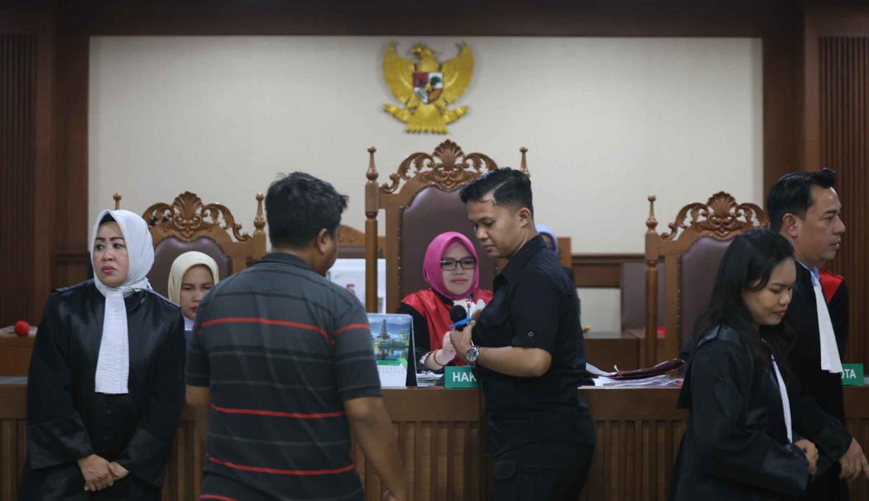 Sidang juga diagendakan untuk menguji kebenaran Berita Acara Pemeriksaan (BAP) dalam kasus dugaan peredaran narkoba dalam Rutan Salemba, Jakarta Pusat. Tampak dalam foto, suasana sidang dugaan peredaran narkotika di Rumah Tahanan (rutan) Salemba dengan terdakwa Muhammad Ammar Akbar alias Ammar Zoni (kanan) di Pengadilan Negeri (PN) Jakarta Pusat, Kamis (15/1/2025). (KapanLagi.com/Budy Santoso)