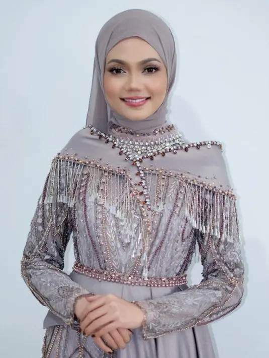 <p>Seperti inilah penampilan Rina Nose saat impersonate gaya penyanyi Malaysia, Siti Nurhaliza. [Foto: IG/rinanose16].</p>