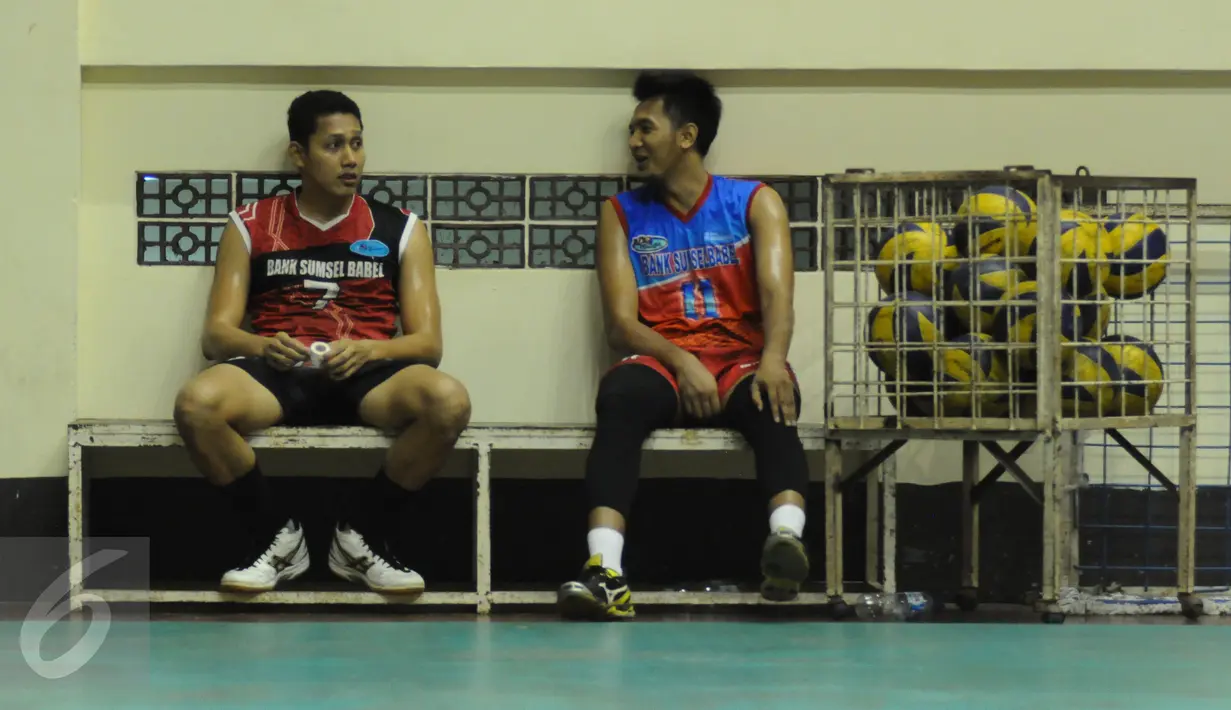 Pevoli putra Palembang Bank Sumsel Babel beristirahat sejenak saat latihan di Padepokan Voli Sentul, Bogor (27/1/2016). Latihan ini bagian persiapan menghadapi turnamen Proliga 2016, pertengahan Februari 2016 mendatang. (Liputan6.com/Helmi Fithriansyah) 