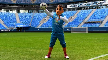 Skillzy, maskot resmi Piala Eropa 2020 berpose saat presentasi di Stadion Saint Petersburg, Rusia (27/3). Kota Saint Petersburg akan menyelenggarakan empat pertandingan termasuk pertandingan perempat final selama UEFA Euro 2020. (AFP Photo/Olga Maltseva)