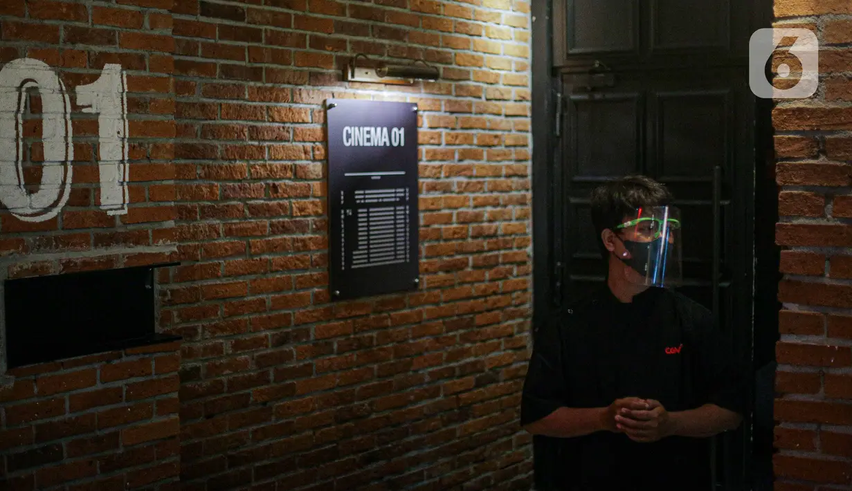 Petugas bertugas di pintu masuk studio di bioskop CGV Grand Indonesia, Jakarta, Kamis (16/9/2021). Pemerintah memberikan kelonggaran dengan memperbolehkan bioskop buka kembali dengan kapasitas penggunaan aplikasi PeduliLindungi dan telah tervaksinasi COVID-19 lengkap. (Liputan6.com/Faizal Fanani)