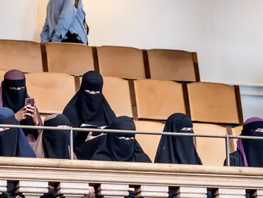 Sejumlah perempuan mengenakan niqab duduk di antara hadirin di Parlemen Denmark di Kopenhagen, Denmark (31/5). Denmark resmi melarang pakaian yang menutupi wajah, termasuk cadar Islam seperti niqab atau burqa. (Mads Claus Rasmussen / Ritzau Scanpix / AFP)