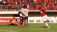Striker impor, Sylvano Comvalius saat melakukan selebrasi setelah mencetak gol ke gawang Persipura Jayapura. (Bola.com/Muhammad Qomarudin)