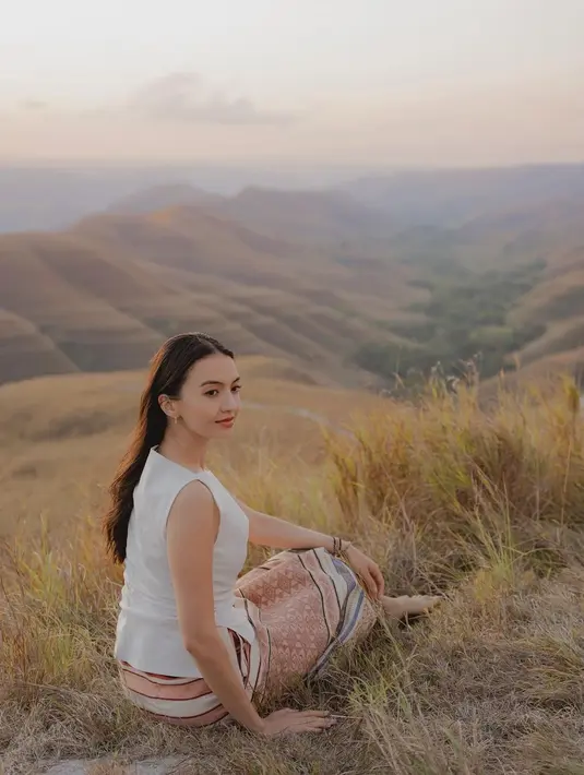 Manisnya tampilan Raline Shah memadukan atasan tanpa lengan berwarna putih polos dengan kain tenun bernuansa pink sebagai rok. [Foto: Instagram/ralineshah]