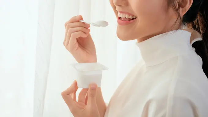 Ilustrasi makan yoghurt