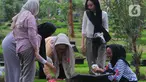 Warga berziarah ke makam TPU Malaka di Jakarta Timur, Sabtu (11/2023). Untuk menghindari kepadatan saat berziarah ke makam keluarga, warga memilih untuk lebih awal guna menghindari kepadatan ziarah kubur jelang bulan suci Ramadhan 1444 Hijriah. (merdeka.com/Imam Buhori)