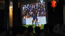 Sejumlah anggota IndoBarca (komunitas suporter klub sepak bola, Barcelona) menggelar acara nonton bareng laga "Blaurgrana" kontra Malaga di Pasar Festival, Jakarta, (21/2/2015). (Liputan6.com/Helmi Fithriansyah)