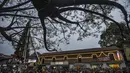 Para penyembah menarik kereta selama festival kereta Seto Machindranath di Kathmandu (9/4/2022). Dalam ritual ini, setiap tahun mereka memandikan dan mengecat ulang patung Dewa Seto Machindranath. (AFP/Prakash Mathema)