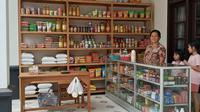 Desain Warung Sembako dengan Etalase Kaca Minimalis (Image byGemini AI)