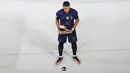 Pemain Prancis Kylian Mbappe berpose dengan memegang trofi penghargaan Sepatu Emas usai melawan Argentina pada pertandingan sepak bola final Piala Dunia 2022 di Stadion Lusail, Lusail, Qatar, 18 Desember 2022. Kylian Mbappe berhak membawa pulang trofi penghargaan Sepatu Emas setelah menjadi pencetak gol terbanyak selama gelaran Piala Dunia 2022. (AP Photo/Thanassis Stavrakis)