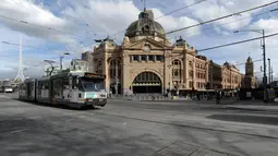 Sebuah jalan di Melbourne, Australia (3/8/2020). Negara Bagian Victoria mengeluarkan Status Darurat Bencana, sementara ibu kotanya, Melbourne memasuki pembatasan Tahap 4 dengan aturan yang lebih ketat sebagai upaya untuk membatasi pergerakan masyarakat dan penyebaran COVID-19. (Xinhua/Bai Xue)