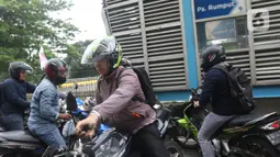 Sejumlah pengendara sepeda motor mencoba menghindar saat polisi menggelar razia bagi penerobos jalur Transjakarta di Jalan Sultan Agung, Manggarai, Jakarta, Rabu (12/2/2020). Pengendara kerap melintasi jalur Transjakarta untuk menghindari kemacetan lalu lintas. (Liputan6.com/Herman Zakharia)