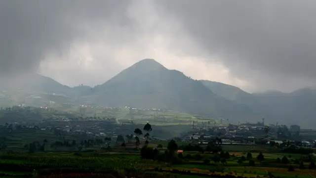 Ribuan warga bermukim di kaldera raksasa purba, Dataran Tinggi Dieng (DTD). (Foto: Liputan6.com/ Muhamad Ridlo)