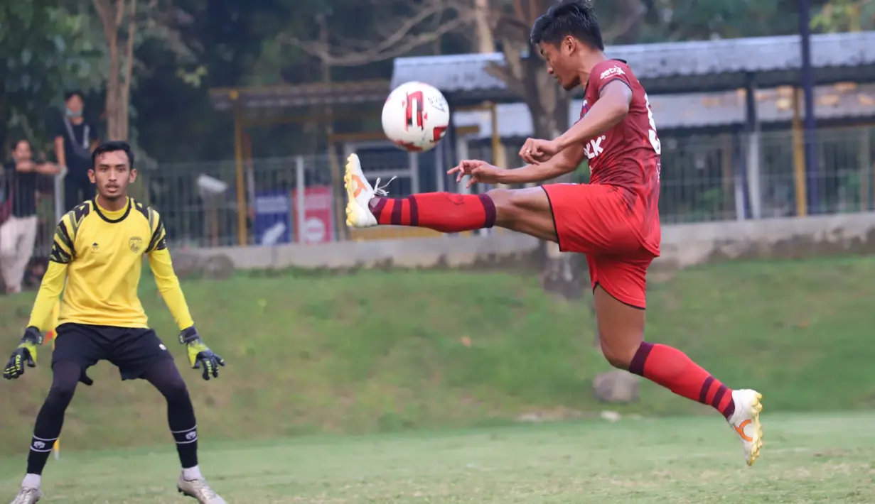 Salah satu kesempatan emas Persita sempat terjadi di menit ke-37. Billy Keraf memberikan umpan tendangan bebas langsung ke tengah lapangan yang ditendang keras oleh Irsyad Maulana. Sayang, kiper lawan masih bisa mengamankan bola. (Foto: Dok. Persita)