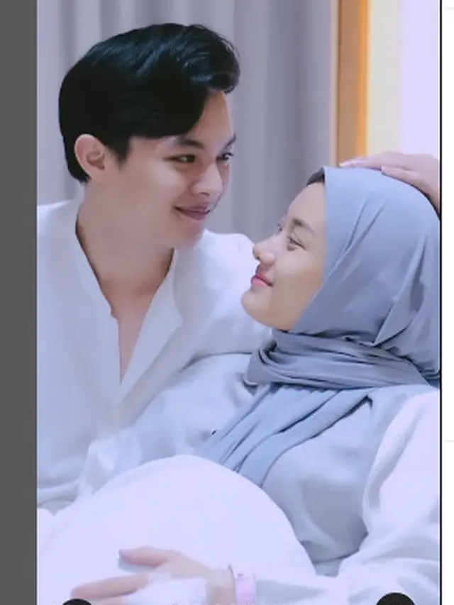 Momen Dinda Hauw dan Rey Mbayang dikaruniai anak kedua (Foto Nafas Pertama via Instagram dindahw)
