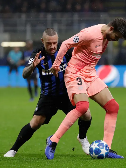 Gelandang Inter Milan, Radja Nainggolan berusaha merebut bola yang dibawa bek Barcelona, Gerard Pique saat bertanding pada grup B Liga Champions di Giuseppe Meazza, Italia (6/11). Inter imbang dengan Barcelona 1-1. (AP Photo/Luca Bruno)