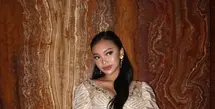 Dikenal dengan gaya yang selalu memadukan sisi feminin dan modern, kali ini Naura tampil memukau dalam balutan kebaya karya desainer ternama, Eddy Betty. [@nauraayu].
