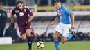 Gelandang Napoli, Allan, berebut bola dengan bek Torino, Cristian Molinaro, pada laga Serie A di Stadion Olimpico Grande Torino, Sabtu (16/12/2017). Napoli menang 3-1 atas Torino. (AP/Alessandro Di Marco)