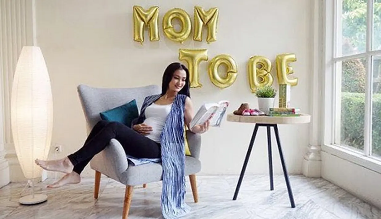 Saat ditemui dikawasan Rio sedikit berbagi setelah kehamilan sang istri yang telah memasuki bulan kelima. Ia mengaku lebih banyak maunya, dibanding sang istri. (Instagram/atiqahhasiholan)