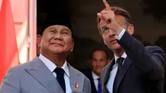Presiden Prancis Emmanuel Macron (kanan) dan Presiden Republik Indonesia Prabowo Subianto saat konferensi pers bersama di Istana Kepresidenan Elysee, Paris, Kamis 28 Mei 2026. (Ludovic Marin/Pool Photo via AP)