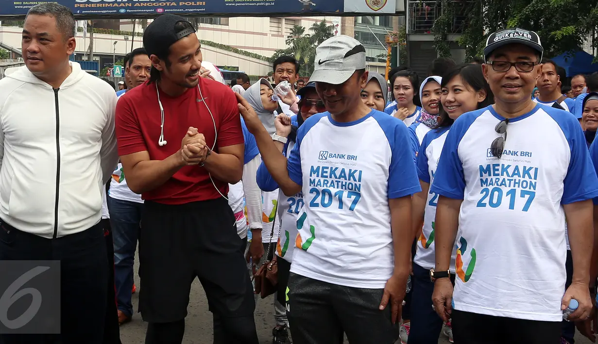 Chico Jericho berbincang dengan Bupati Lombok Barat, Fauzan Khalid sebelum melakukan olah raga di Kawasan HBKB Bunderan Hotel Indonesia Jakarta, Minggu (2/4). Kegiatan tersebut mensosialisasikan  acara  Mekaki Marathon. (Liputan6.com/Johan Tallo)