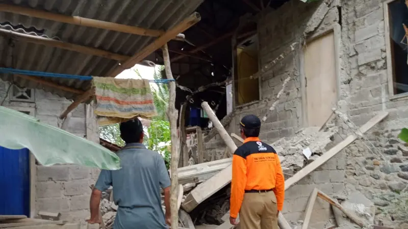 Satu rumah di Dayeuhluhur, Cilacap ambruk usai terdampak gempa bumi perbatasan Cilacap-Kota Banjar. (Foto: Liputan6.com/BPBD Cilacap/Muhamad Ridlo)