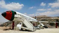 Sebuah pesawat Boeing 707 yang dinonaktifkan dari tahun 1980-an diubah menjadi The Palestinian-Jordanian Airline Restaurant and Coffee Shop Al-Sairafi Nablus. (Photo credit: Jaafar Ashtiyeh/AFP)