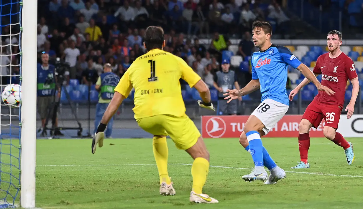 Giovanni Simeone. Striker Argentina berusia 27 tahun ini didatangkan Napoli dengan status pinjaman pada awal musim 2022/2023 dari sesama klub Liga Italia, Hellas Verona. Ia langsung mencetak gol dalam laga debutnya bersama Napoli di Liga Champions musim 2022/2023. Satu golnya ikut membawa Napoli menang 4-1 atas tamunya Liverpool di fase Grup A (7/9/2022). Catatannya berhasil menyamai raihan sang ayah, Diego Simeone yang berhasil mencetak dua gol pada laga debutnya di Liga Champions saat Atletico Madrid menang 4-0 atas Steaua Bucharest pada musim 1996/1997. (AFP/Alberto Pizzoli)