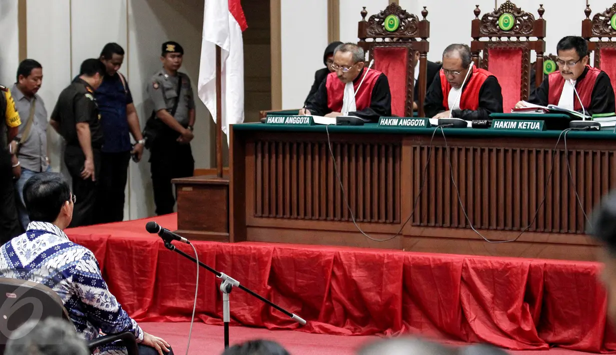 Terdakwa Basuki Tjahaja Purnama atau Ahok mendengarkan pembacaan putusan pada sidang lanjutan di Kementan, Jakarta, Selasa (9/5). Sidang kasus dugaan penodaan agama ini beragendakan pembacaan vonis dari hakim. (Liputan6.com/Kurniawan Mas'ud/pool)