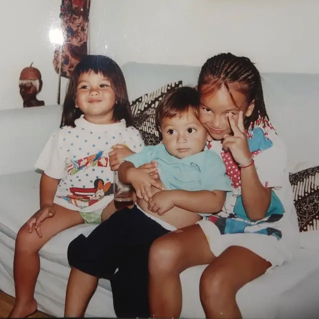 6 Potret Lawas Masa Kecil Alyssa Daguise, Kompak dengan Kakak dan Adiknya