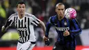 Penyerang Juventus, Mario Mandzukic, berebut bola dengan bek Inter Milan, Miranda. Sementara bagi Inter kekalahan ini membuat mereka tertahan di peringkat kelima Serie A. (Reuters/Giorgio Perottino)
